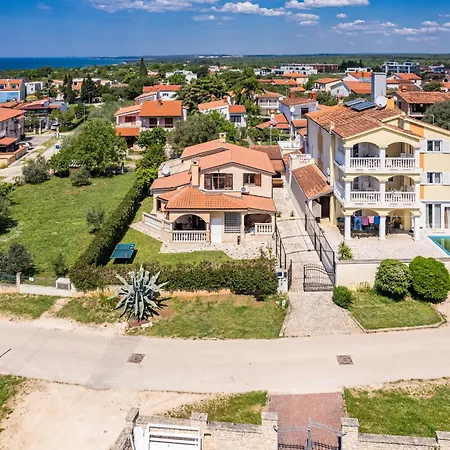 Casamare - 1st Floor Daire Peroj